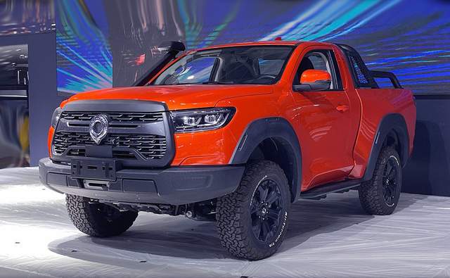 而单排的结构以及更短的轴距也让其成为更加纯粹的越野型皮卡,另外