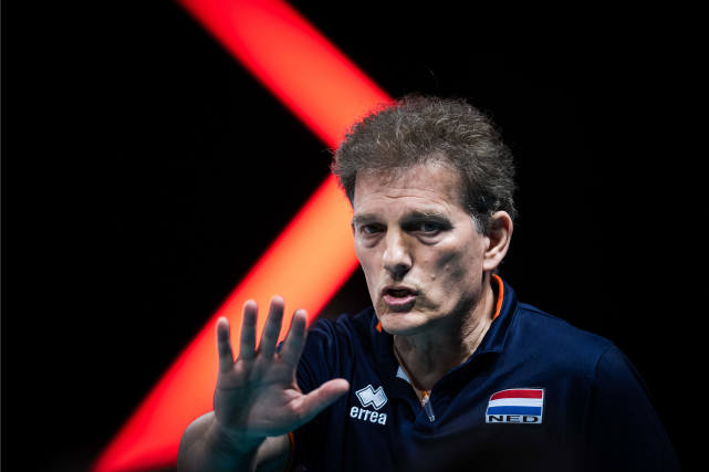 荷兰女排功勋教练小塞林格重掌帅印王牌接应斯洛特耶斯退役