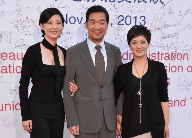 邓婕与老公张国立同框,两人休闲搭穿搭看着干净利落,老了也时髦|休闲