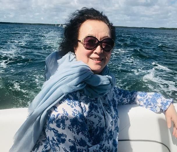 邬君梅和妈妈出游,个个都是纯天然衰老,朱曼芳80岁还这么漂亮!