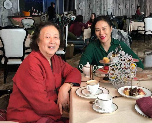 邬君梅和妈妈出游,个个都是纯天然衰老,朱曼芳80岁还这么漂亮!