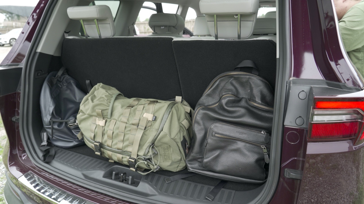 而在实用性部分,领裕车内布置了多达22处储物空间,当然后备厢在整车6