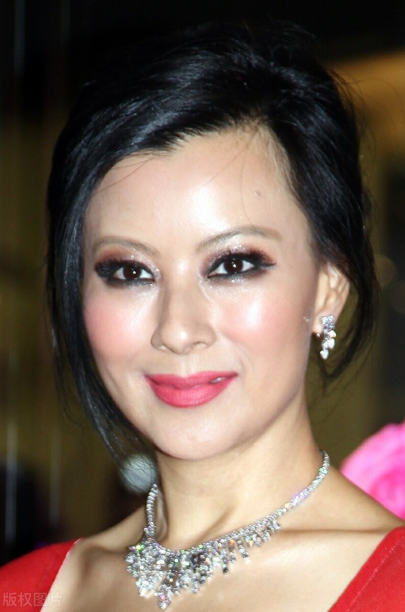 李美凤亮相丝毫看不出她的年龄