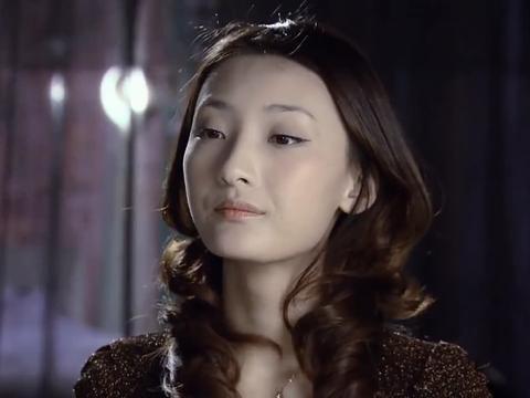 心机女回家就要男友还钱,男友看到她的新手镯,立马断定她的为人