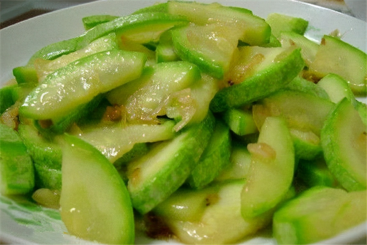 做法步骤:1,茭瓜(西葫芦)剥去外皮削去内瓤,用刀滚切成三角块,下入