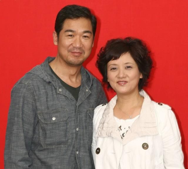 邓婕与老公张国立同框,两人休闲搭穿搭看着干净利落,老了也时髦|休闲