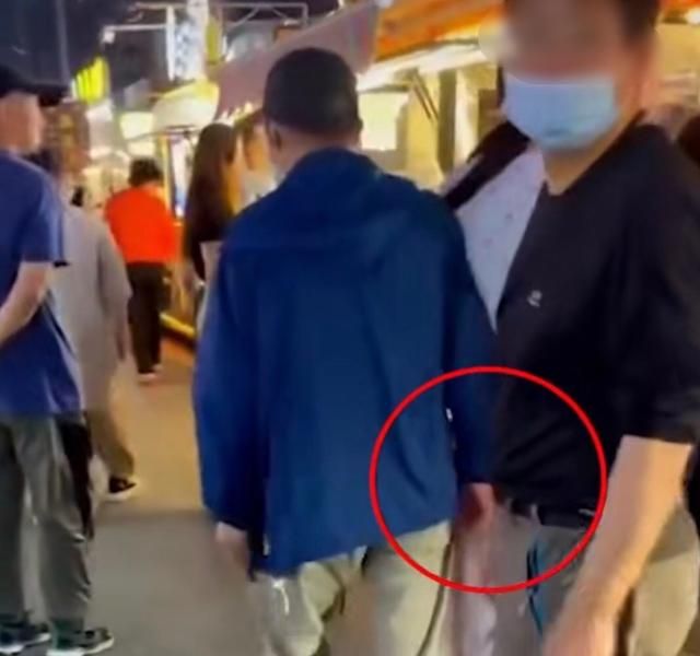 一老人夜市连续蹭摸多名女性休闲区蓝鸢梦想 - Www.slyday.coM