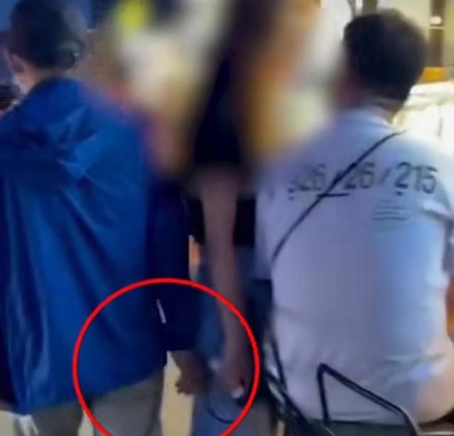 一老人夜市连续蹭摸多名女性休闲区蓝鸢梦想 - Www.slyday.coM