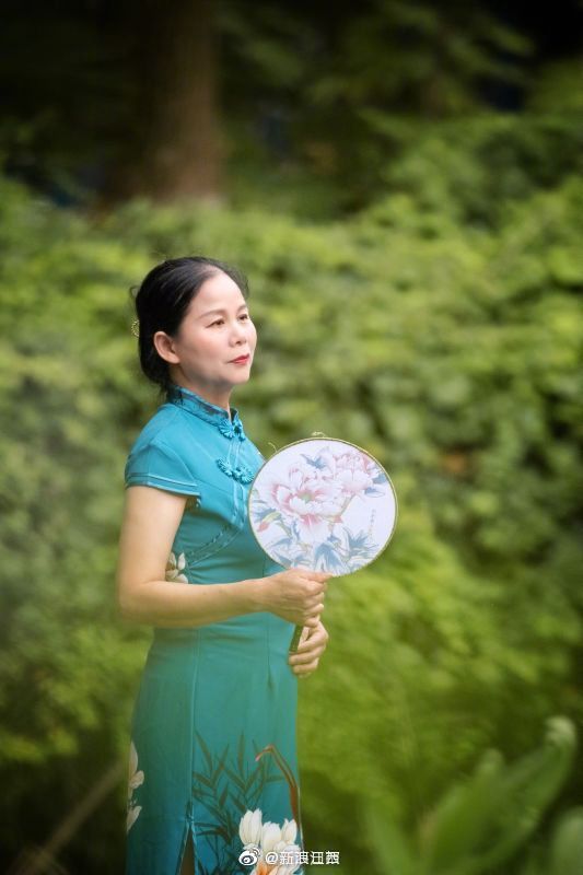 宿管妈妈原来这么美江西一高校毕业生为宿管阿姨拍写真