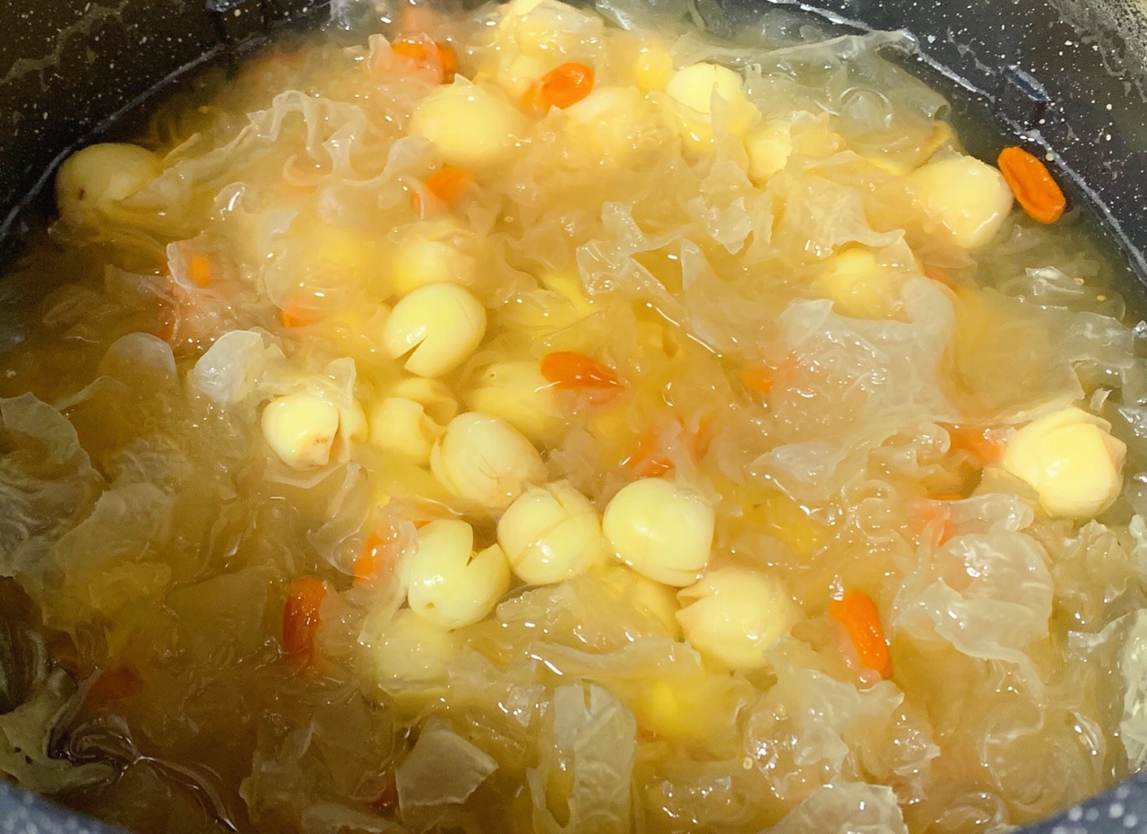 夏天清甜银耳莲子枸杞糖水清淡香甜消暑解热老人小孩都喜欢