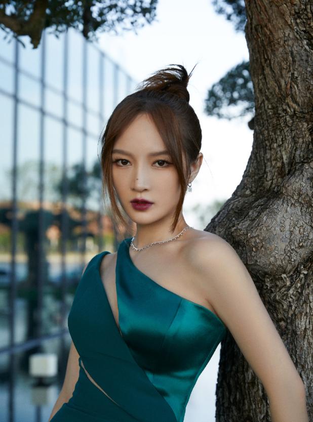 孟佳自曝生图,"撕裂风"长裙性感火辣,女团身材超吸睛