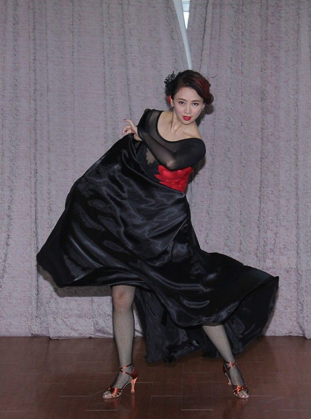 翁虹的魅力不减当年就算穿的花枝招展也有一种高端的气质