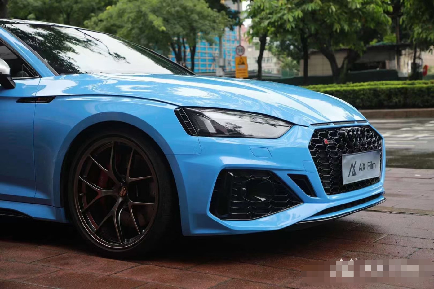 膜呗改色案例:奥迪rs 5换色玻璃蓝 清爽的感觉让人开心