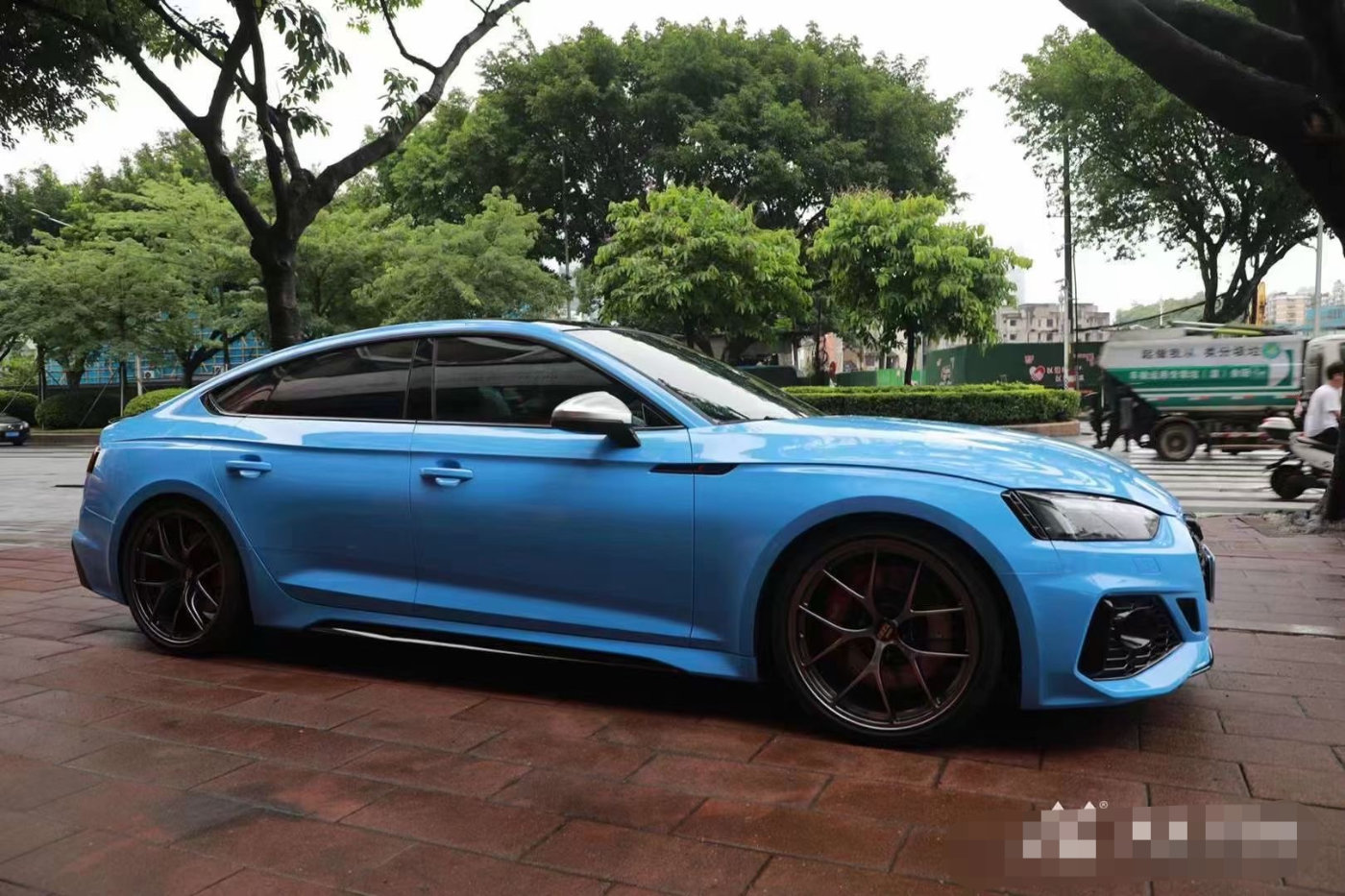 膜呗改色案例:奥迪rs 5换色玻璃蓝 清爽的感觉让人开心