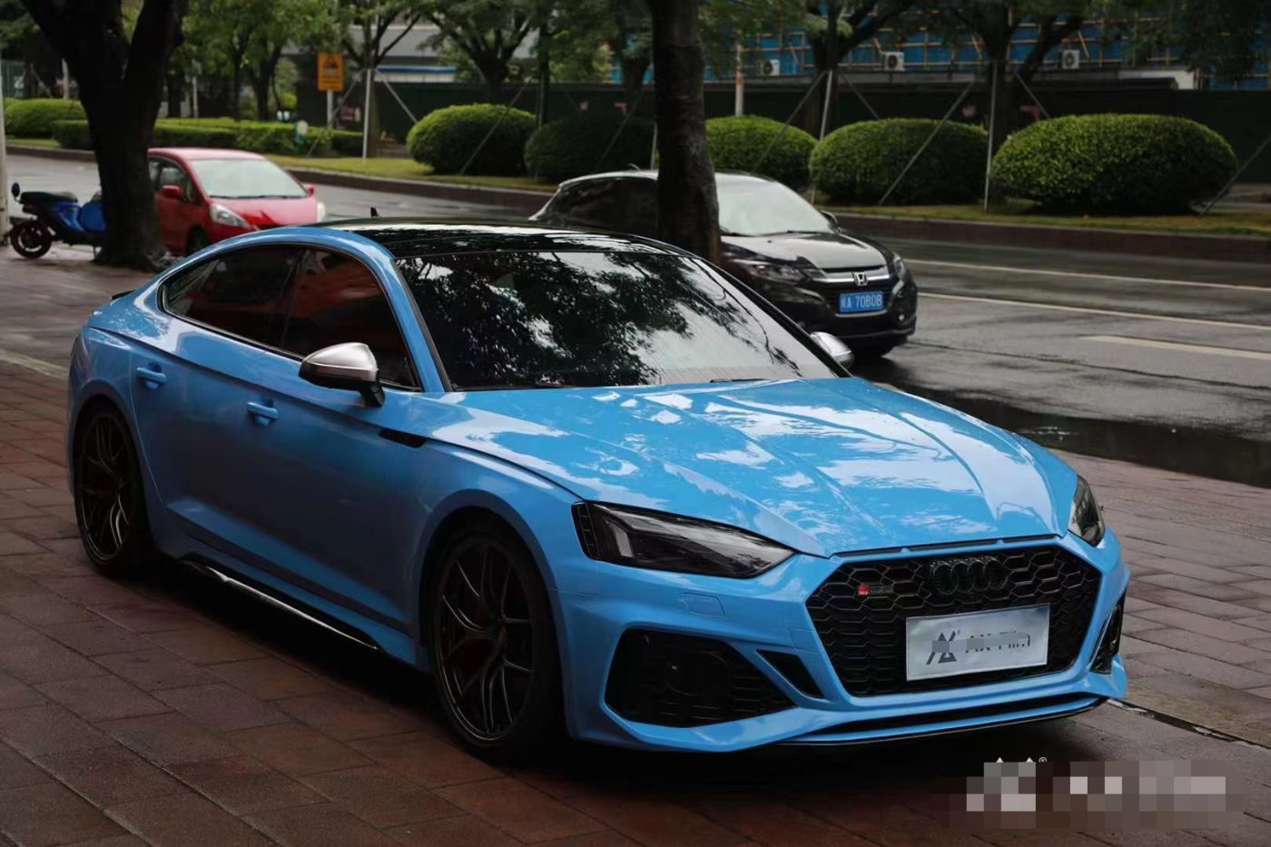 膜呗改色案例:奥迪rs 5换色玻璃蓝 清爽的感觉让人开心