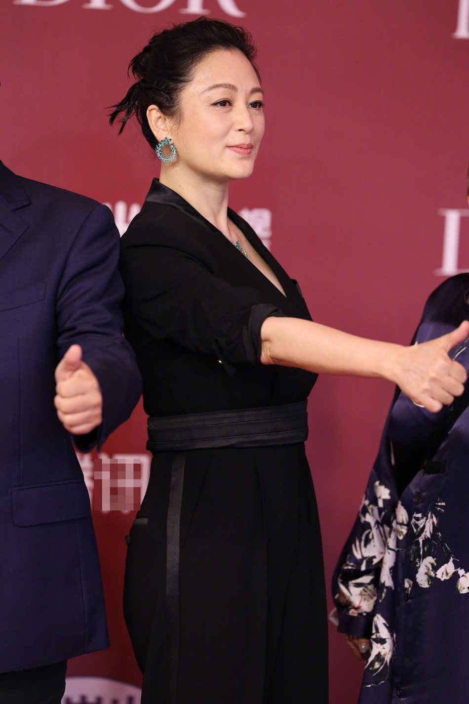 陈红久违走红毯与陈凯歌隔老远戴百万珠宝站边角生图皱纹真实