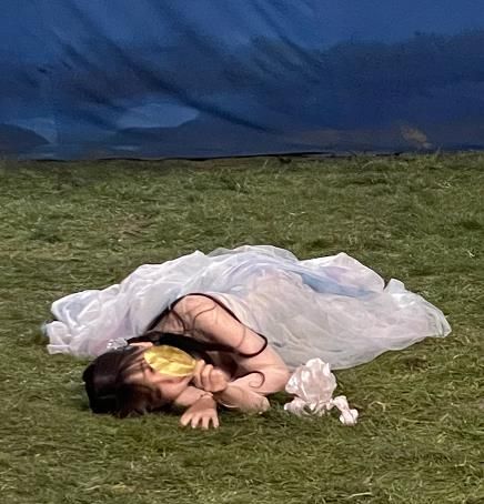 女演员太拼了,看到虞书欣拍戏的片场照,瞬间被她圈粉休闲区蓝鸢梦想 - Www.slyday.coM