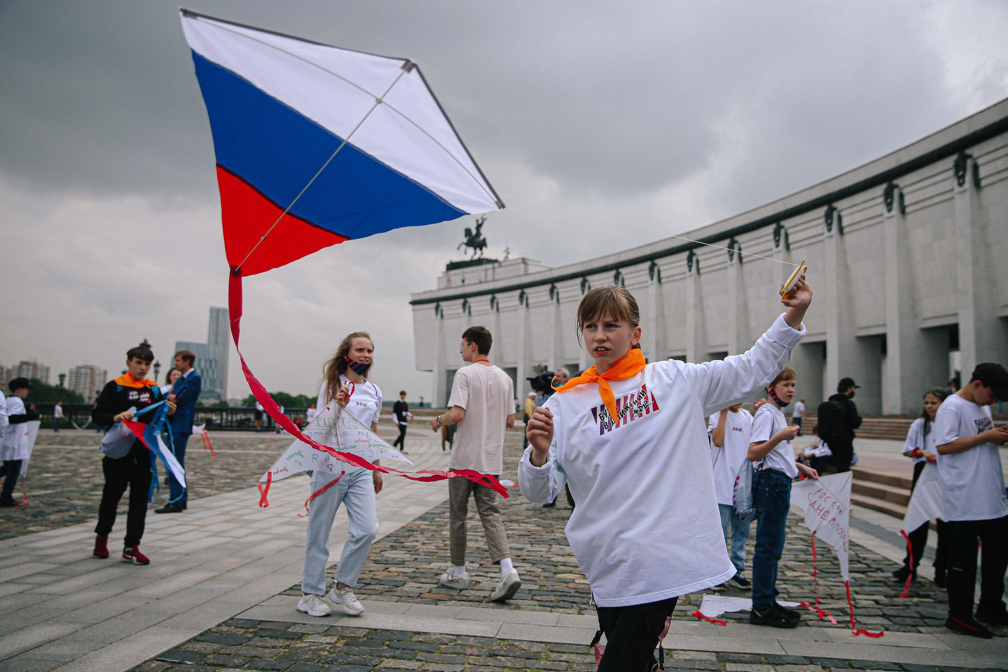 在俄罗斯首都莫斯科,孩子们放飞风筝,庆祝俄罗斯的国庆日"俄罗斯日"