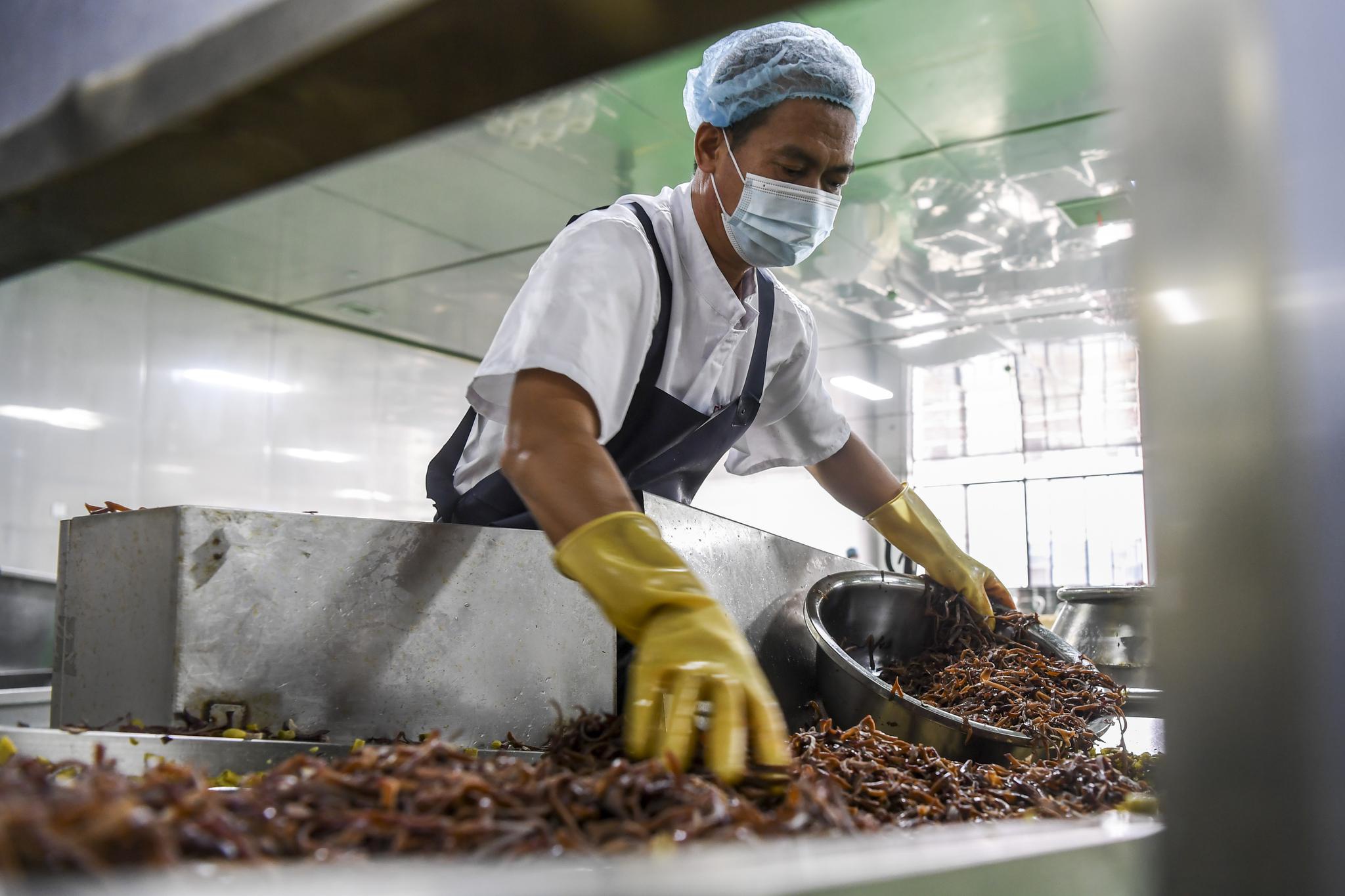 这是广西柳州市街边一家螺蛳粉店制作的螺蛳粉(6月11日摄).