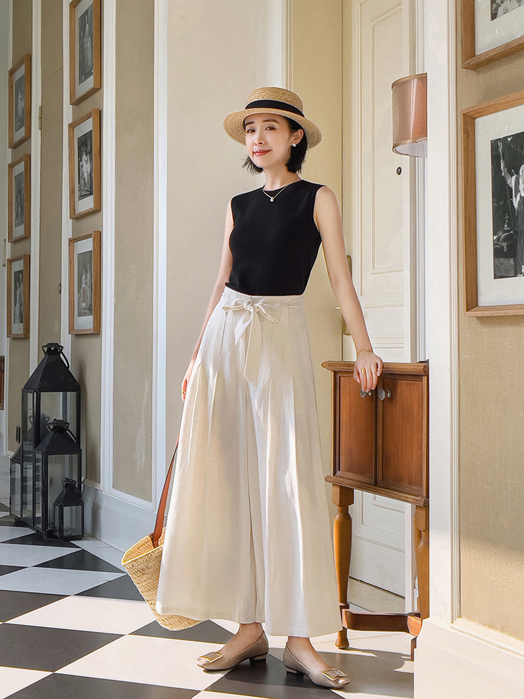 半身裙的搭配方式极其丰富,无袖上衣搭配粉色半身裙也能够体现出少女