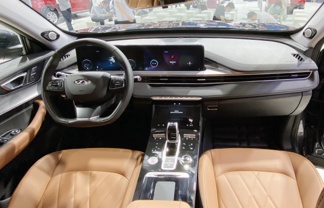 内饰方面,瑞虎8 plus采用了双12.