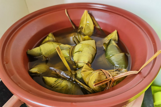 煮粽子用冷水还是热水煮多长时间方法对了粽子软糯不夹生