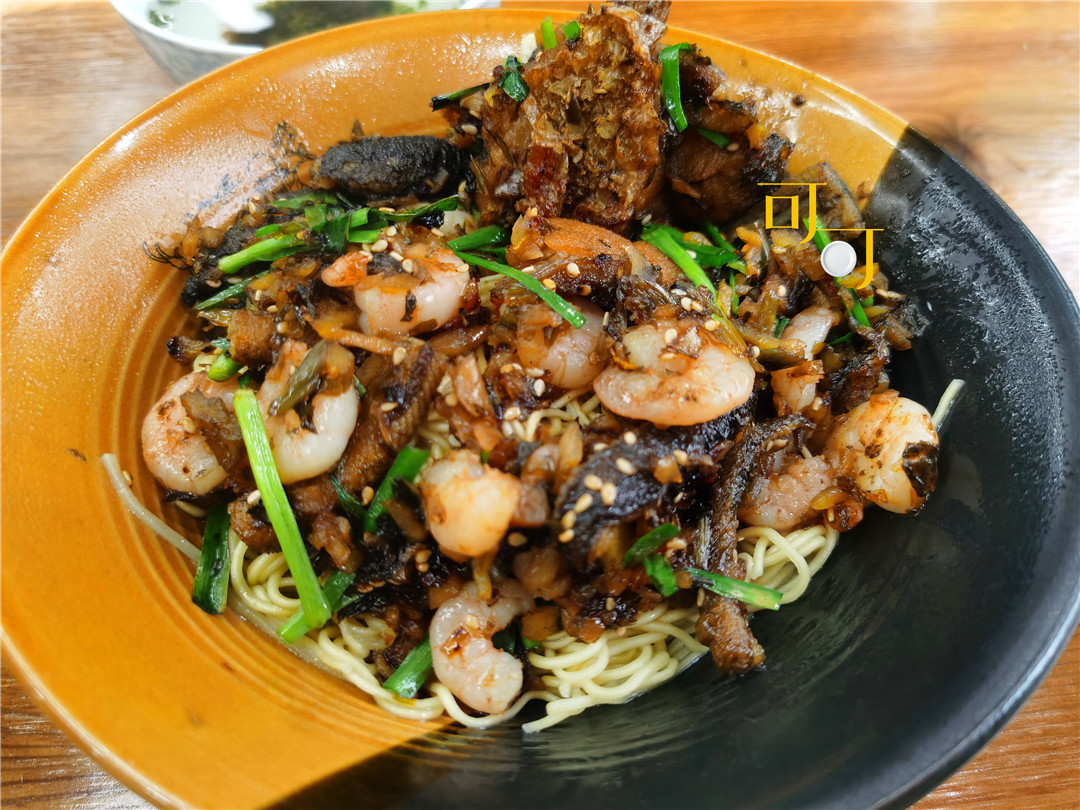 面条照例是硬的干的,这是湖州特色.