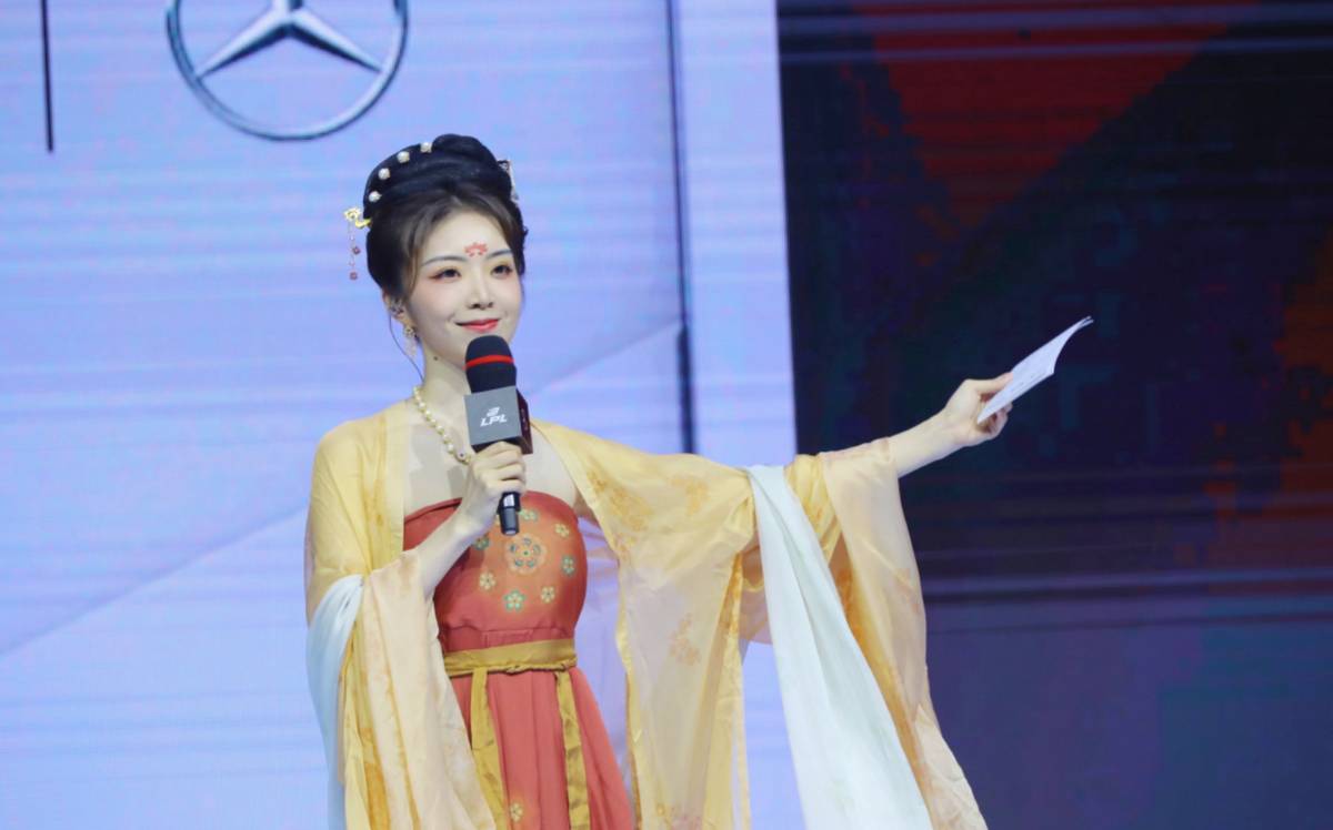 余霜汉服主持惨遭吐槽,赛后发声致歉获力挺,老粉:封神了,超美