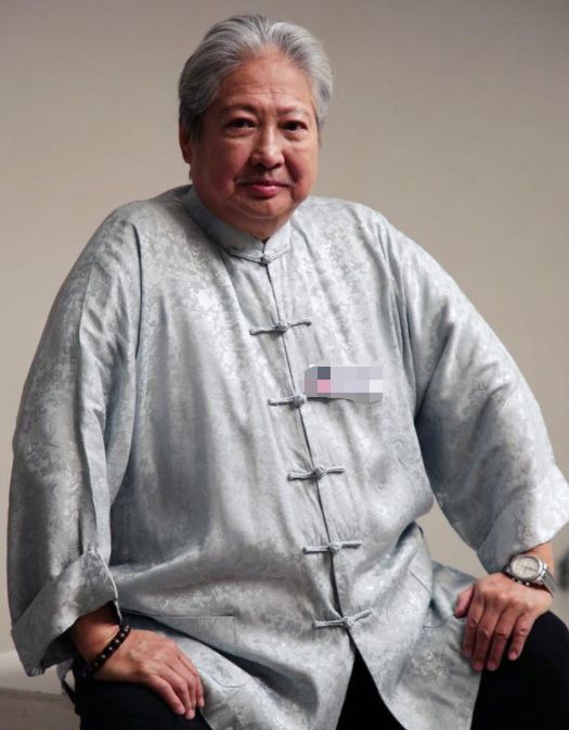 洪金宝近照罕曝光,身材消瘦撑不起衣服,胡子花白和孙子玩闹