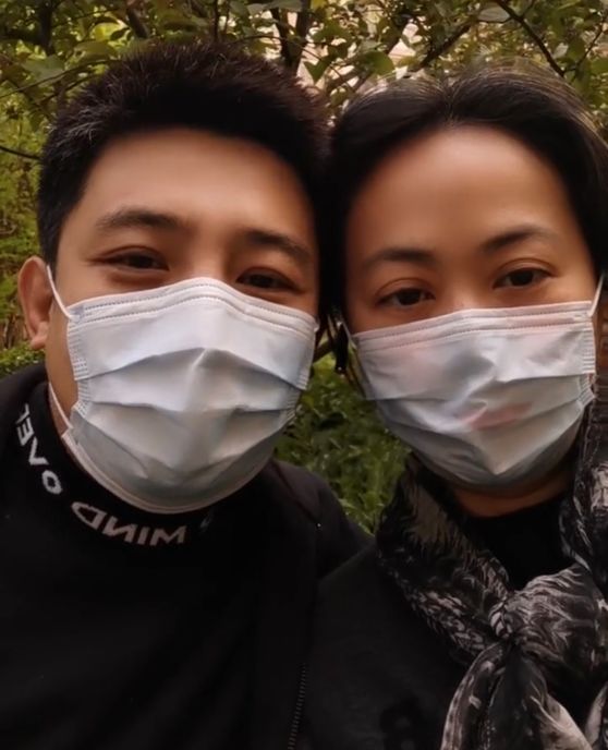 孙涛罕秀恩爱,与娇妻脸贴脸羞涩献吻,女方表情淡定仿佛习以为常