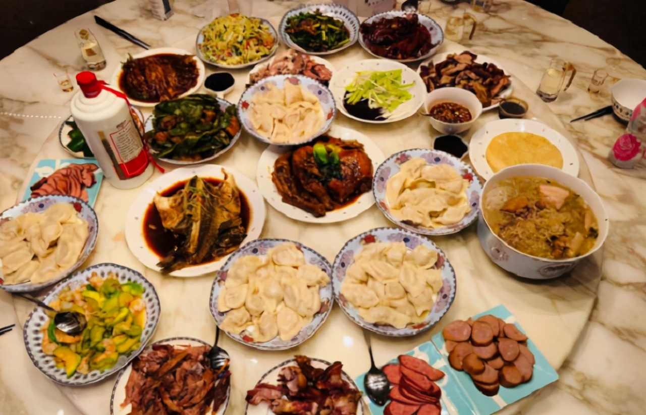 明星晒年夜饭王鸥的精致贾乃亮的豪华但唯独任达华的最亮眼