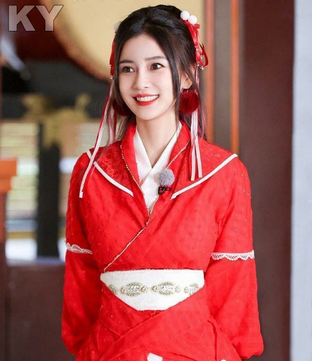 angelbaby晒出自拍古装照 红裙打扮宛如天仙美不胜收|杨颖|古装|红裙