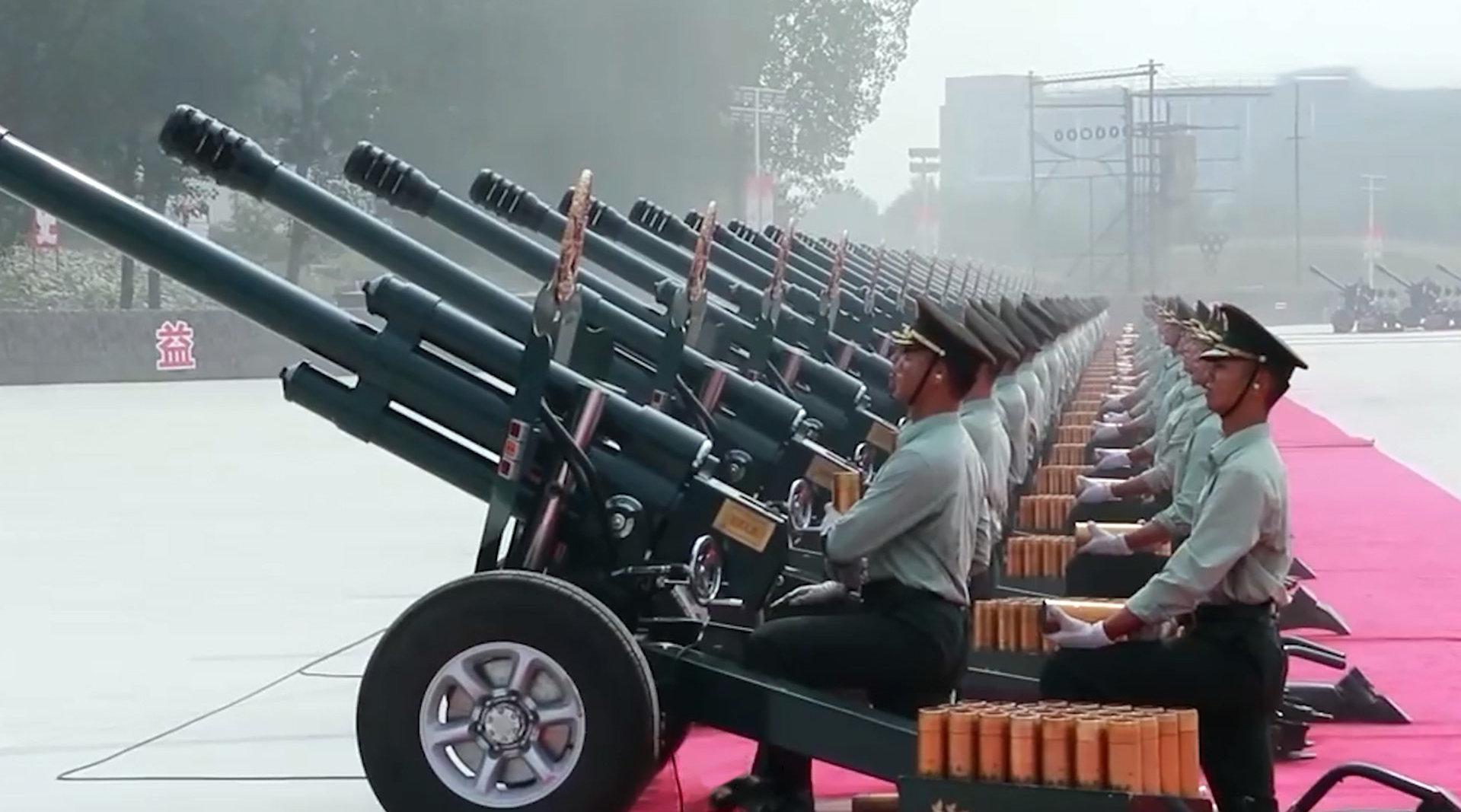 礼炮兵训练每天跪立上千次,膝盖上留下伤痕!