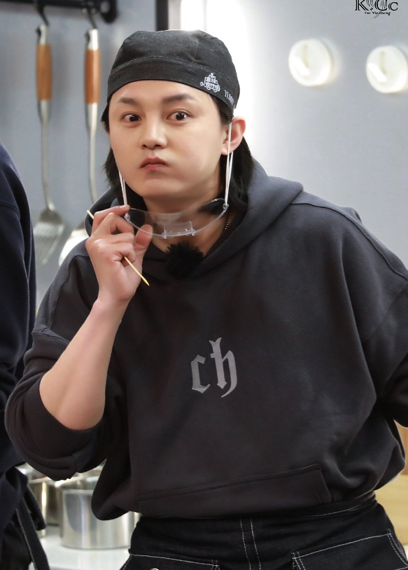 前段时间关于尹正减肥的话题频频上热搜,减肥之间尹正确实是胖了很多