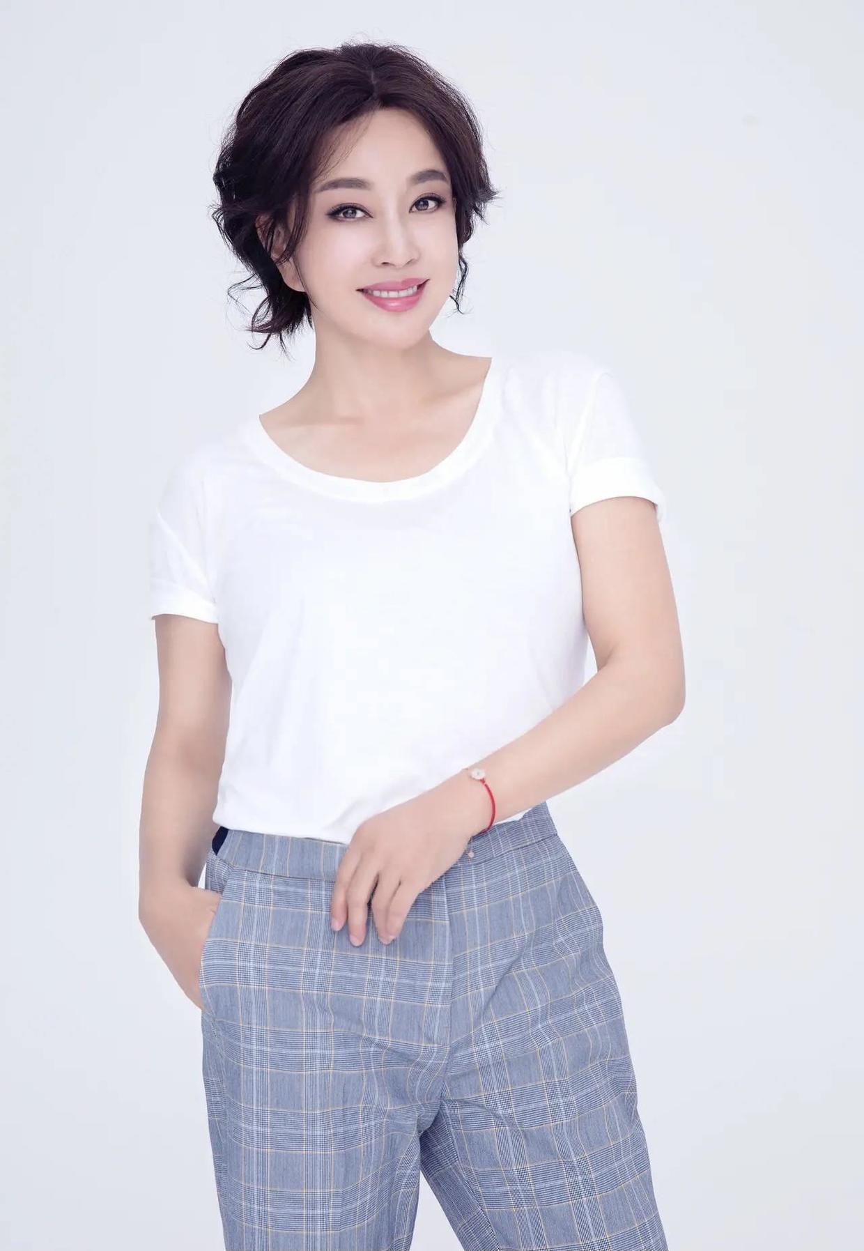 65岁刘晓庆又美出新高度穿背心配条纹套装剪了短发嫩回38岁