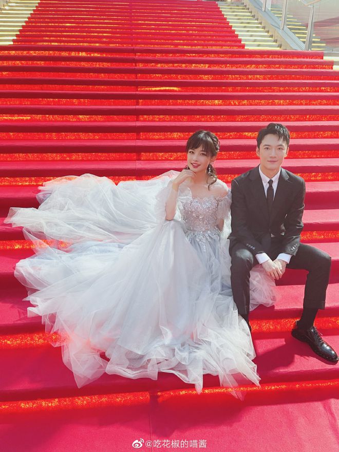 王冰冰红毯首秀后晒收工图 穿白色礼服笑容甜美