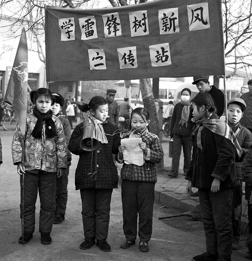 1939年,平西抗日根据地,儿童团团长在群众集会上.