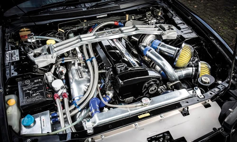 发动机采用铸铁缸体结构,可以