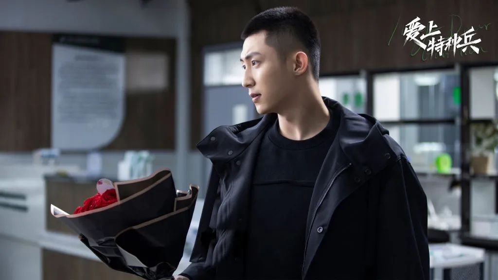 目前黄景瑜的和李沁主演的《爱上特种兵》正在热播中,而本人也是众多