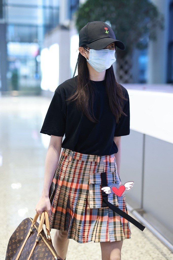 刘浩存真舍得破费穿400块jk裙觉得不够惊艳配条2500多的t恤