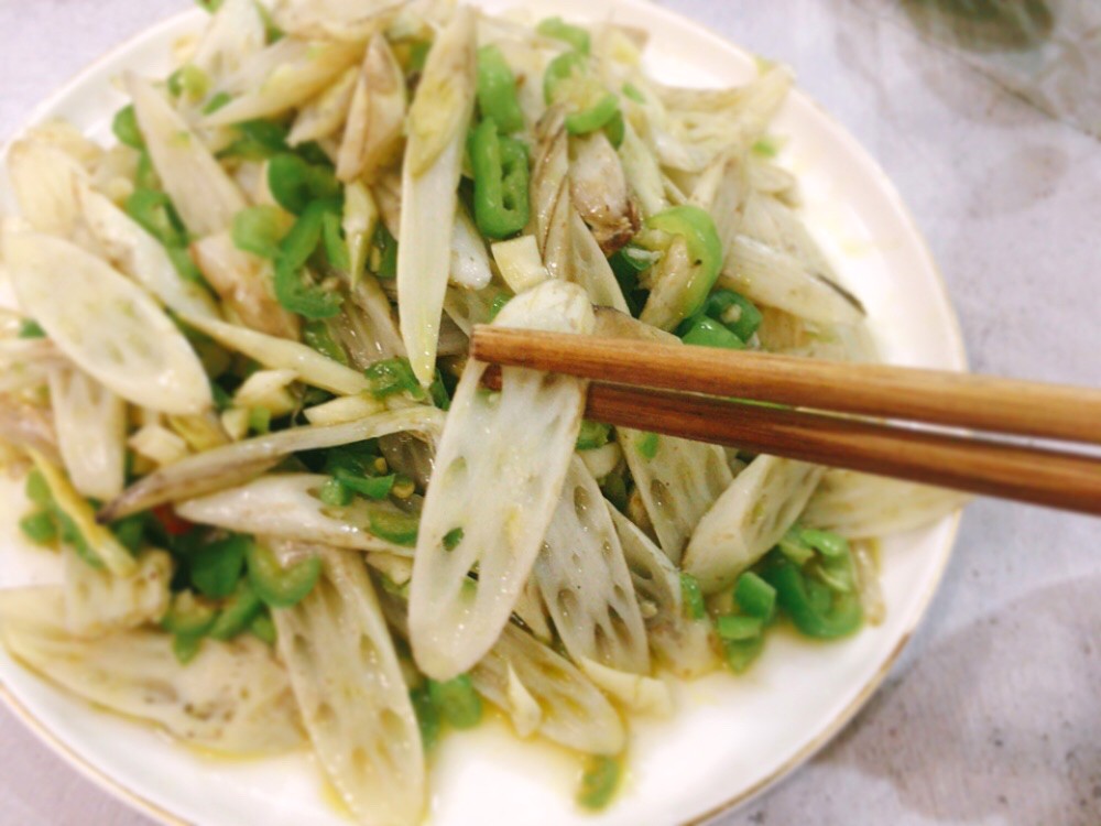 藕尖,也被称为藕带,或者是藕稍.