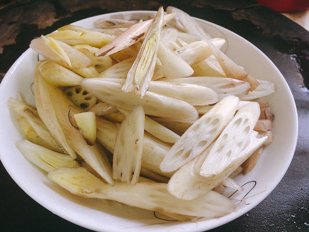 第一步,将买回来的藕尖用清水冲洗干净,斜切成薄片,这样炒出来既漂亮
