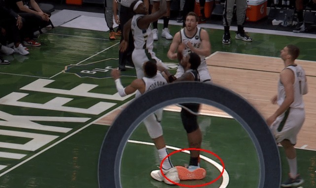 字母是否故意垫脚欧文?多倍镜头给出答案,这也是詹姆斯爆粗原因