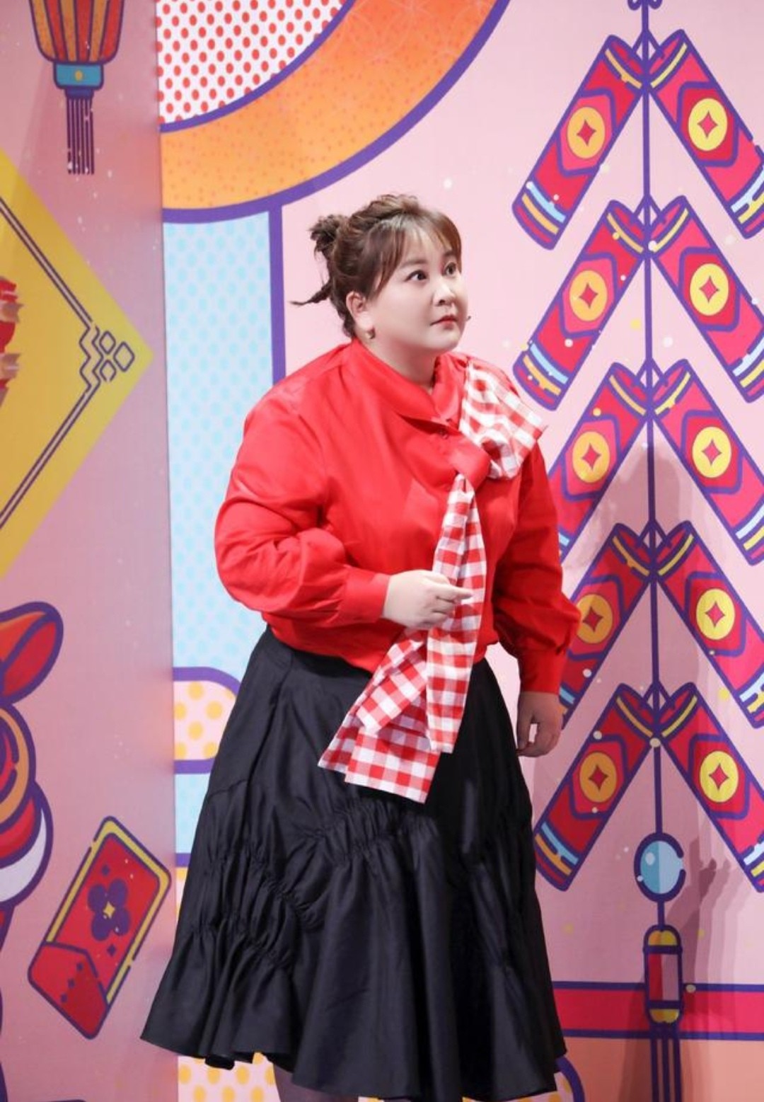 39岁贾玲也有高光时刻穿白t恤配百褶裙直接成为微胖界女神