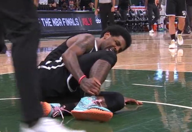 欧文受伤画面曝光,右脚踩到字母哥脚上向内翻折近90度,詹皇爆粗口