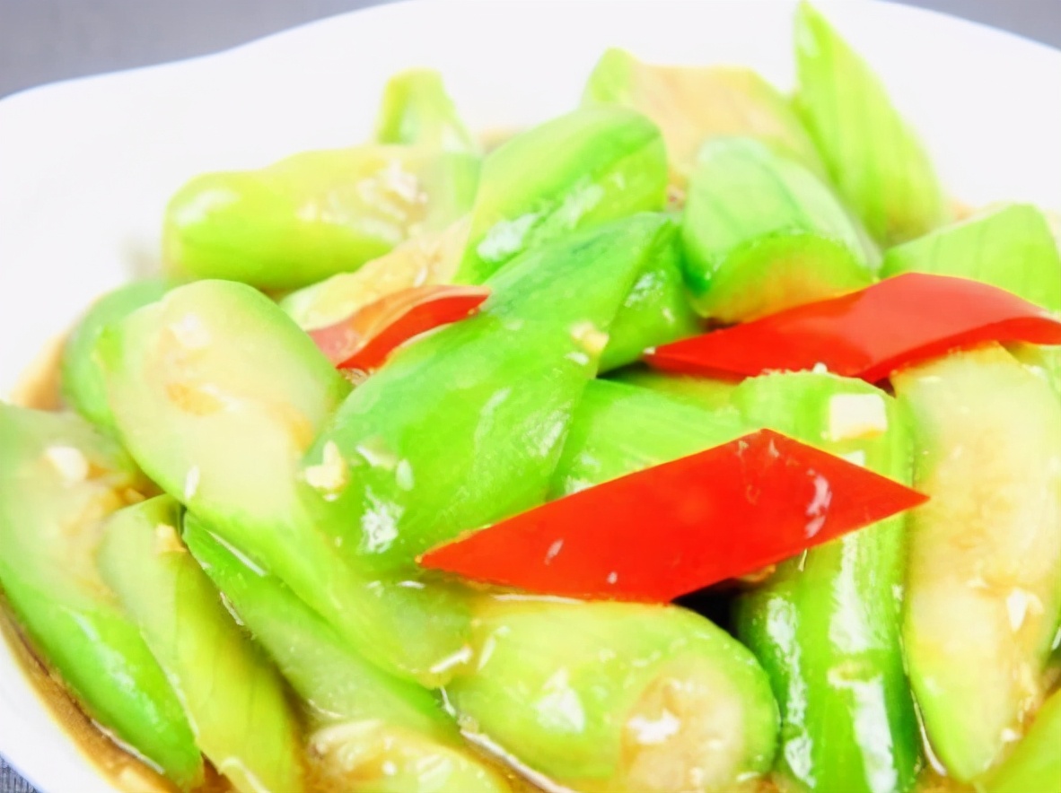 炒丝瓜时,别再先倒油了,多做一步,丝瓜洁白不发黑,脆爽又鲜嫩