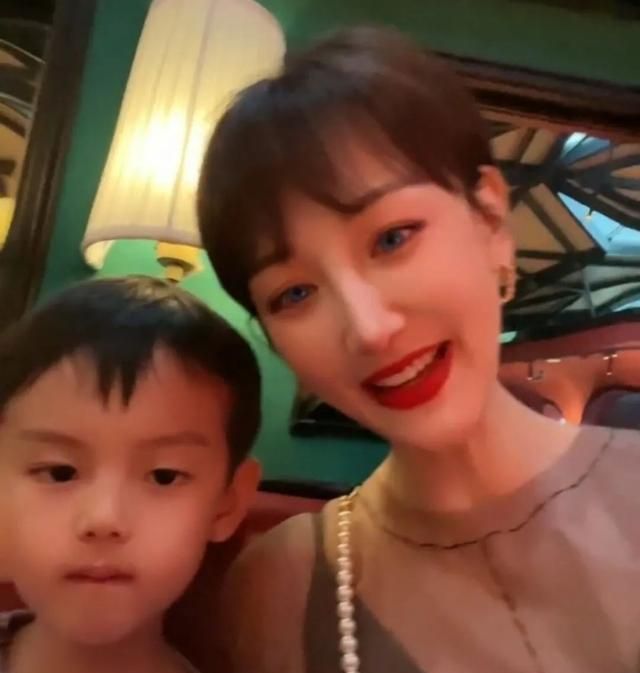 江苏台一姐晓敏晒娃,富养俩娃好奢侈,小儿子上贵族学校学费20万休闲区蓝鸢梦想 - Www.slyday.coM 江苏台一姐晓敏晒娃,富养俩娃好奢侈,小儿子上贵族学校学费20万休闲区蓝鸢梦想 - Www.slyday.coM