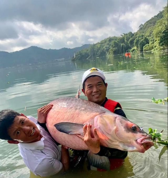 邓刚和钓鱼人徐银舟共同创办了武汉天元渔具,一个公司要发展,不光要有