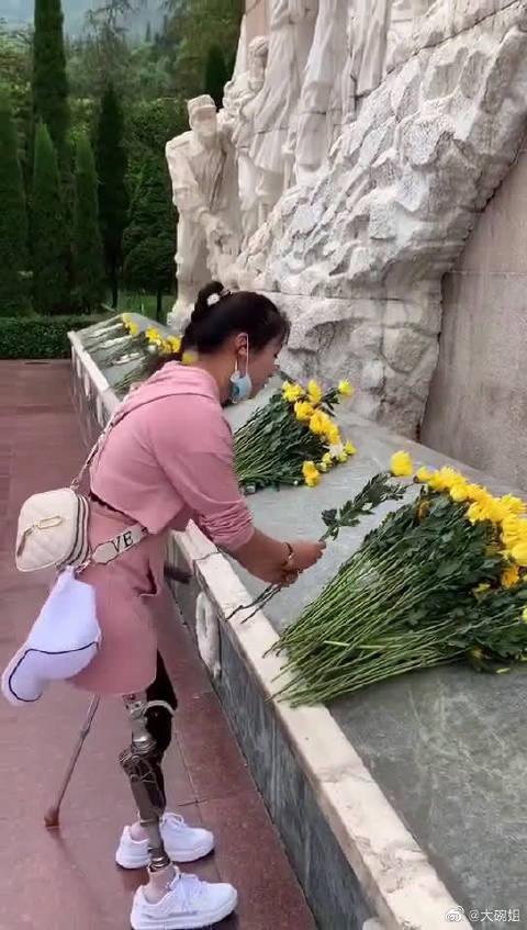 在汶川地震中失去双腿的女孩李应霞