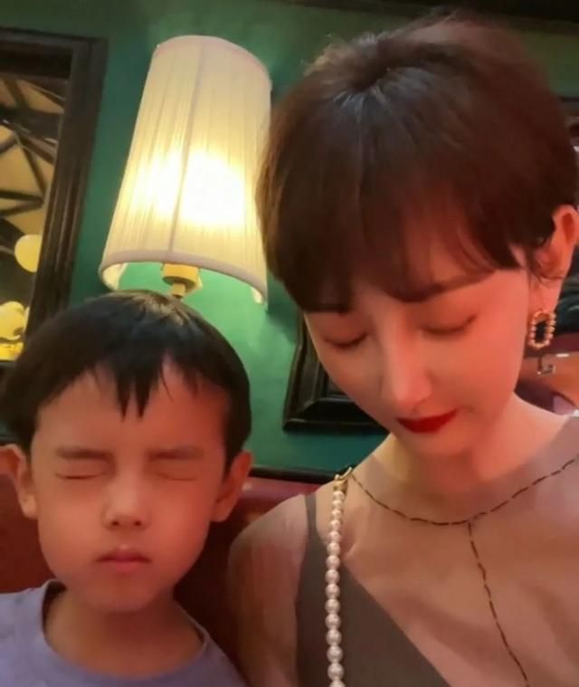 江苏台一姐晓敏晒娃,富养俩娃好奢侈,小儿子上贵族学校学费20万休闲区蓝鸢梦想 - Www.slyday.coM 江苏台一姐晓敏晒娃,富养俩娃好奢侈,小儿子上贵族学校学费20万休闲区蓝鸢梦想 - Www.slyday.coM